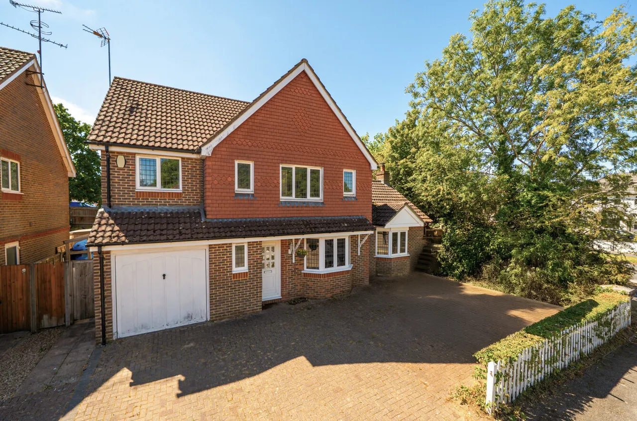 4 bed house for sale, Bateman Grove, Ash, GU12