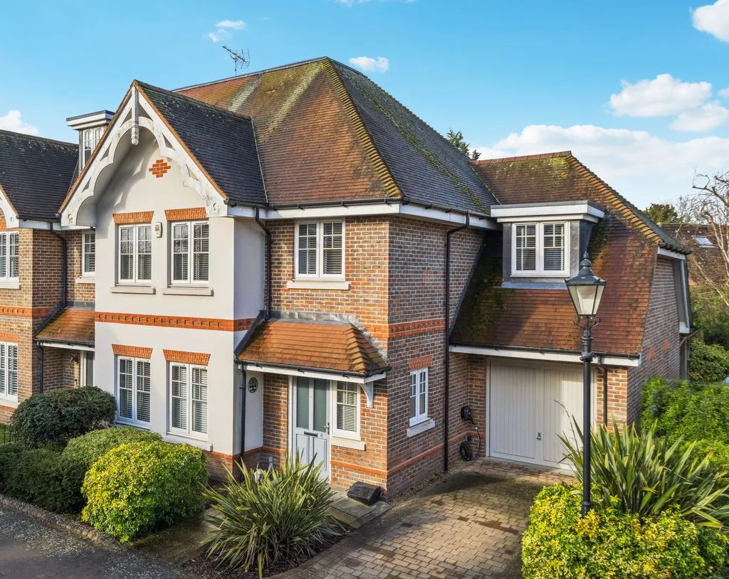 4 bed house for sale — Bramley Gardens, Bourne End SL8 5FF