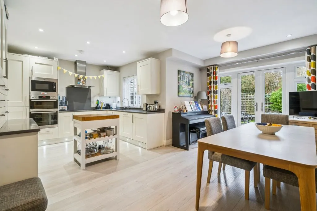 Bramley Gardens, Bourne End SL8 5FF, photo 2