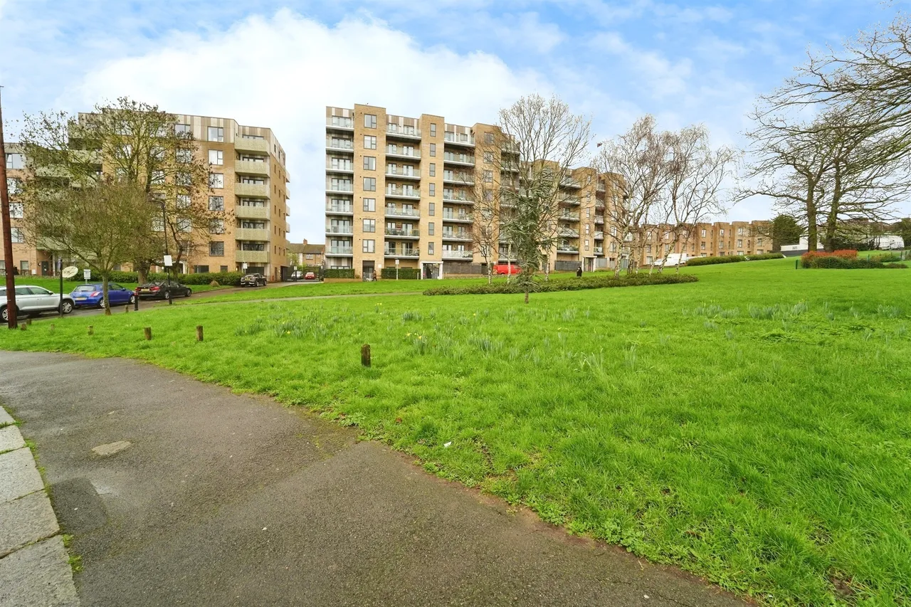1 bed flat for sale — Ridding Lane, Greenford
