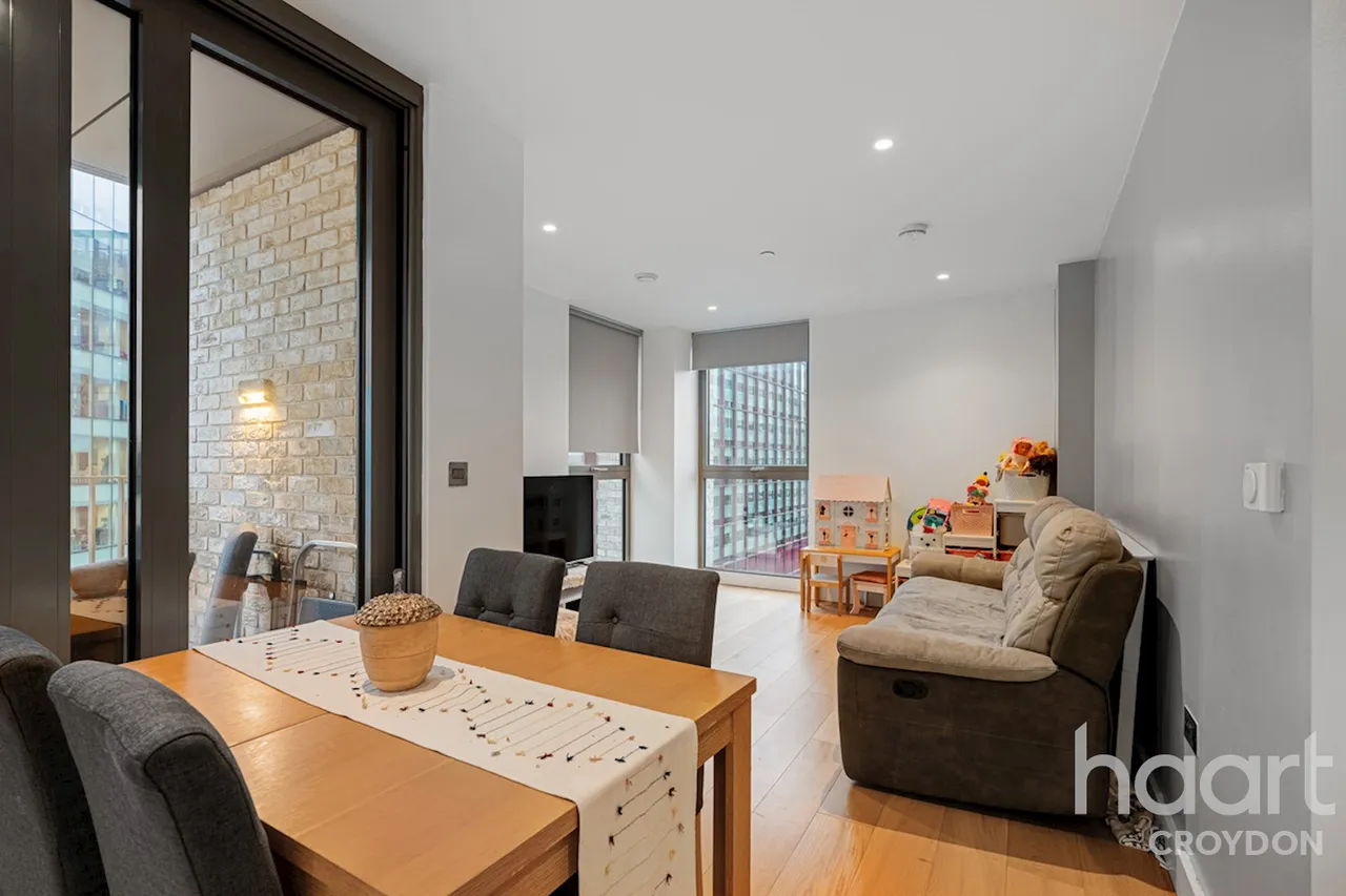 2 bed flat for sale, Caithness Walk, Croydon, CR0