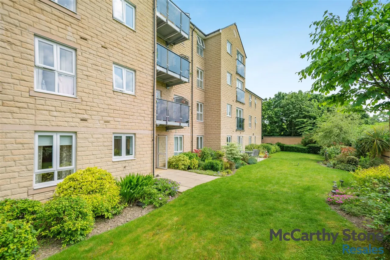 2 bed flat for sale, Squirrel Way, Shadwell, LS17