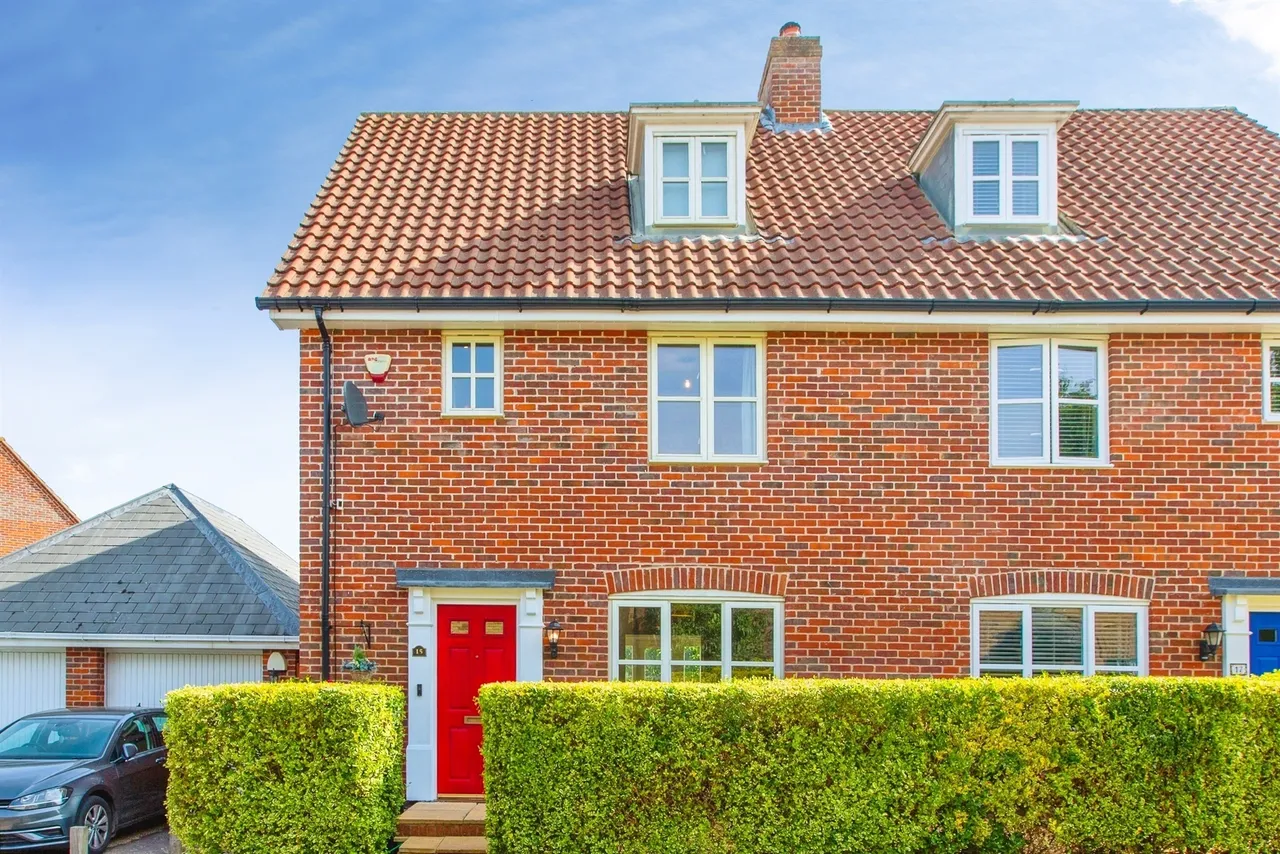 3 bed house for sale — South Park Drive, Papworth Everard, Cambridge