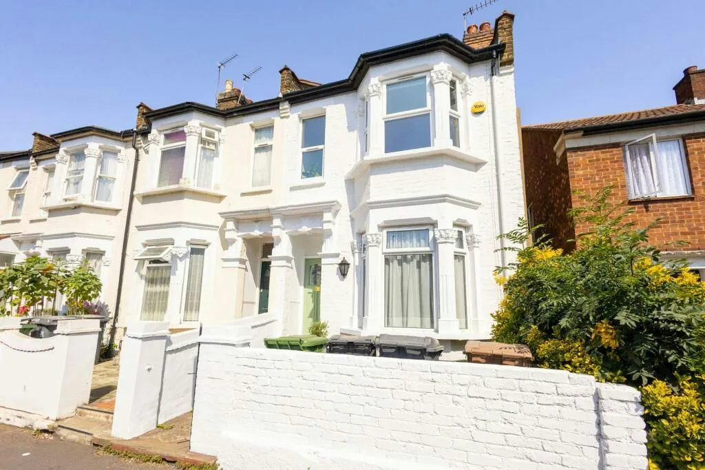 3 bed flat for sale — Palmerston Road, London, E17