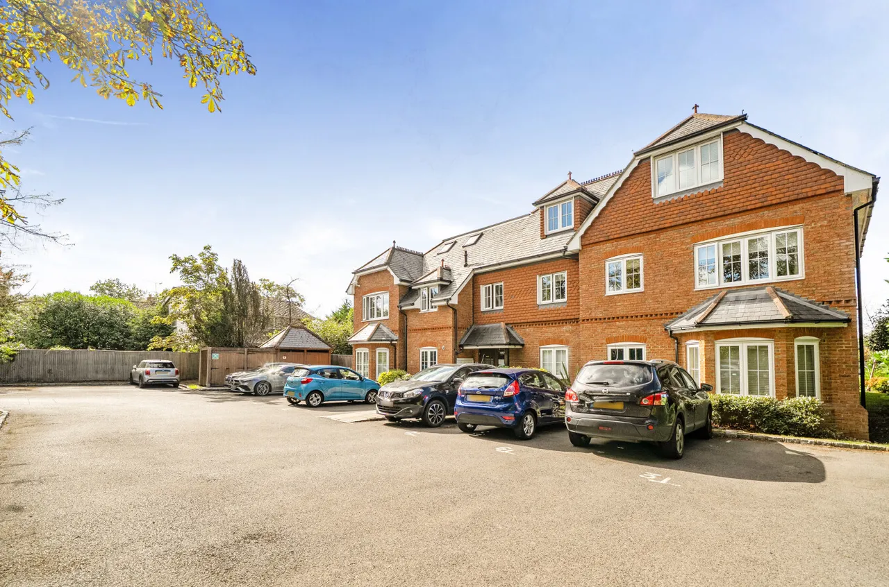 Finchampstead Road, Wokingham, Berkshire, RG41 2PF, photo 2