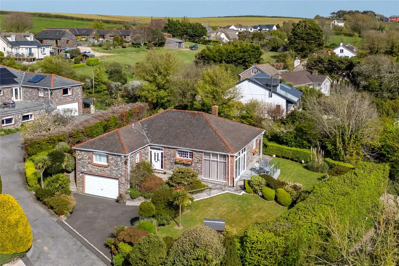 4 bed house for sale — Eddystone Rise, Galmpton, Kingsbridge, Devon, TQ7 3EY