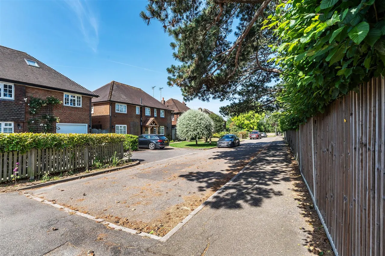 Northfields, Ashtead, KT21, photo 2