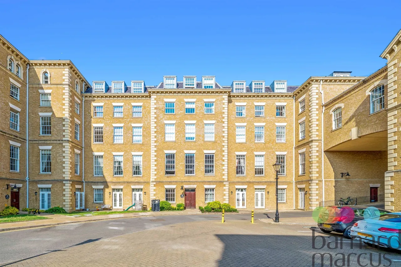 2 bed flat for sale — Royal Drive, London