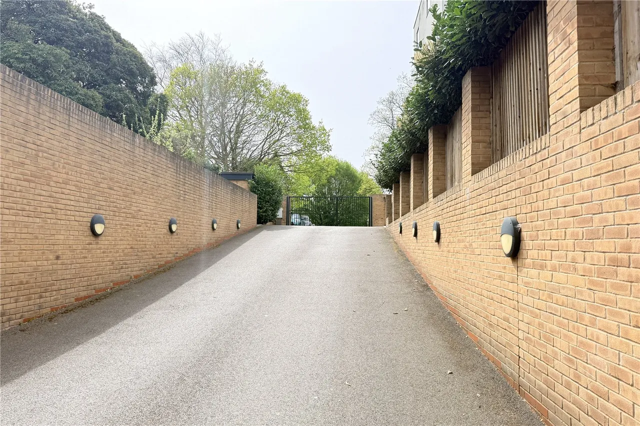 Old Bracknell Lane West, Bracknell, Berkshire, RG12 7LZ, photo 17