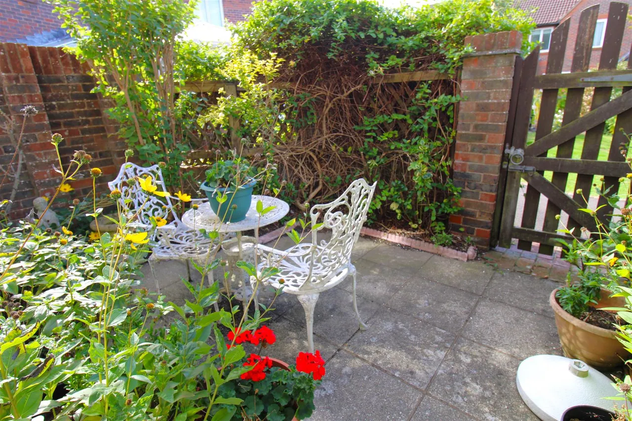 The Leas, Rustington, photo 2