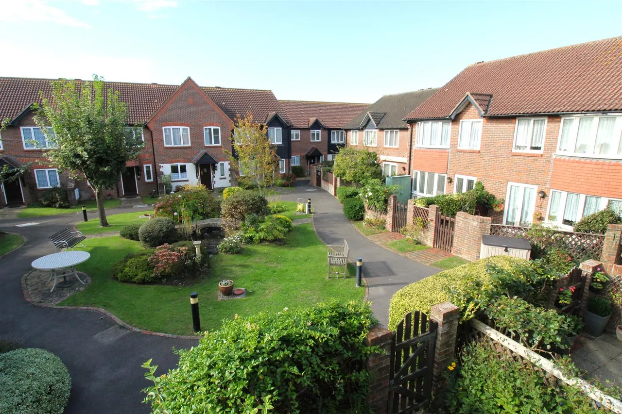 The Leas, Rustington, photo 14
