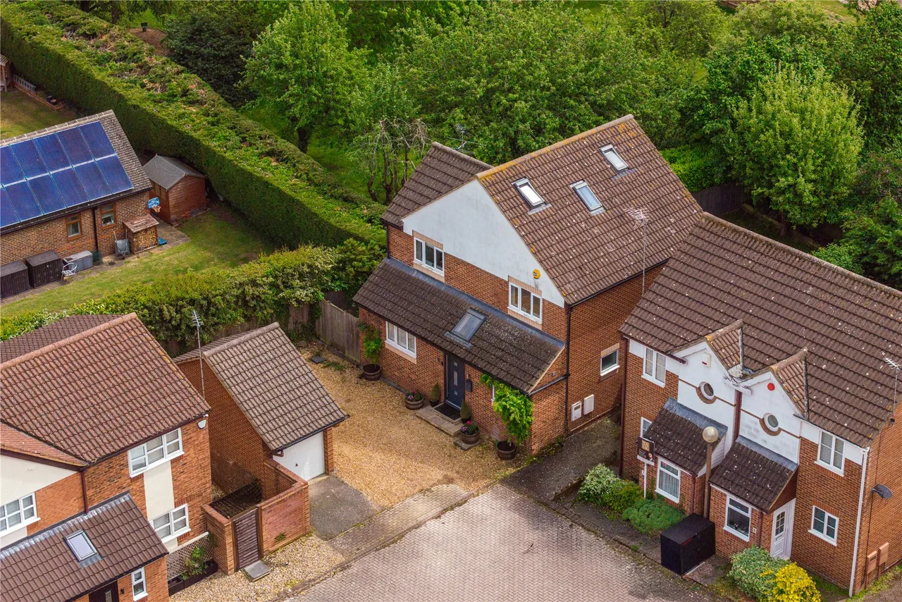5 bed property for sale, Higgs Court, Loughton, MK5