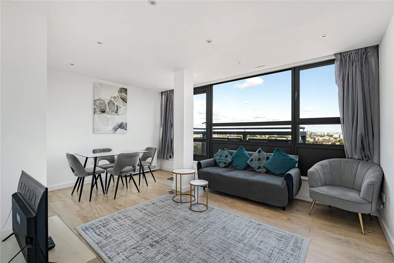 2 bed flat for sale, New Park Road, London, SW2