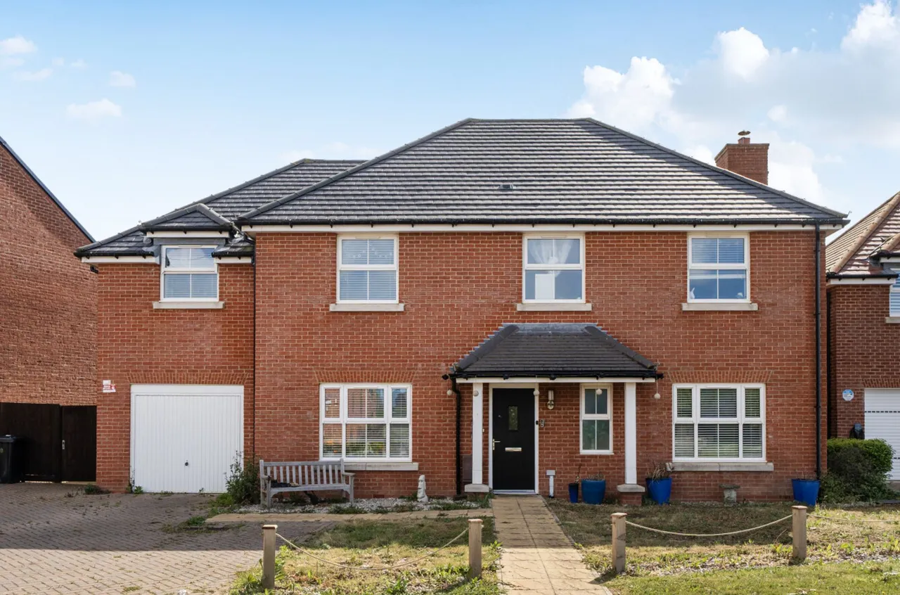 5 bed property for sale, Maple Drive, Bracklesham Bay, PO20