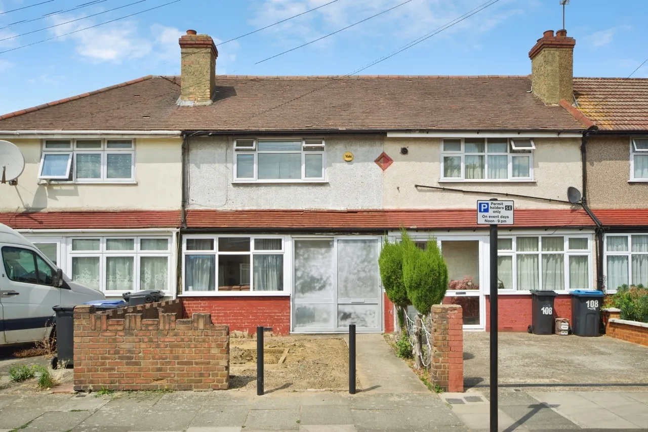 2 bed house for sale, Leyburn Road, London, N18