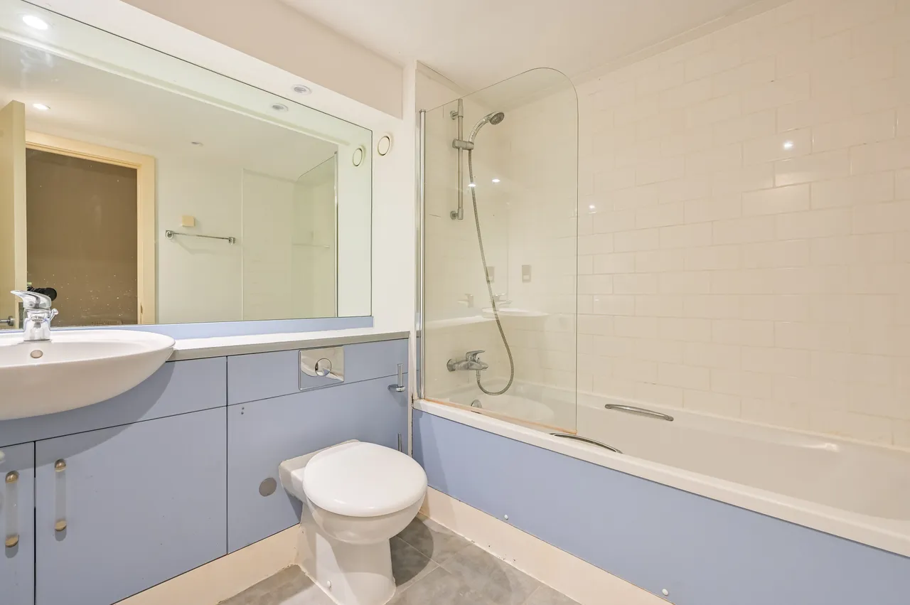 Flat 82 Galaxy Building, 5 Crews Street, London, photo 6