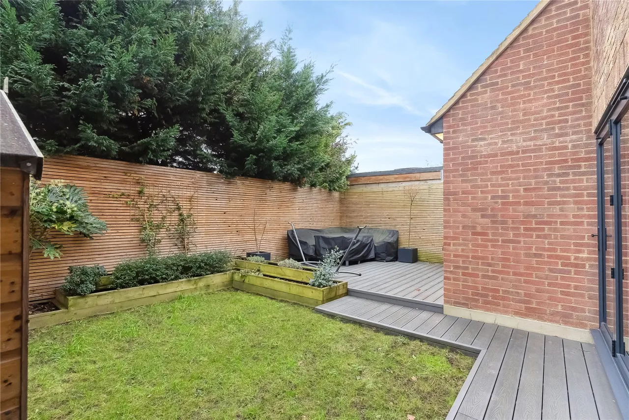 Edward Road, Hampton Hill, TW12 1LG, photo 2
