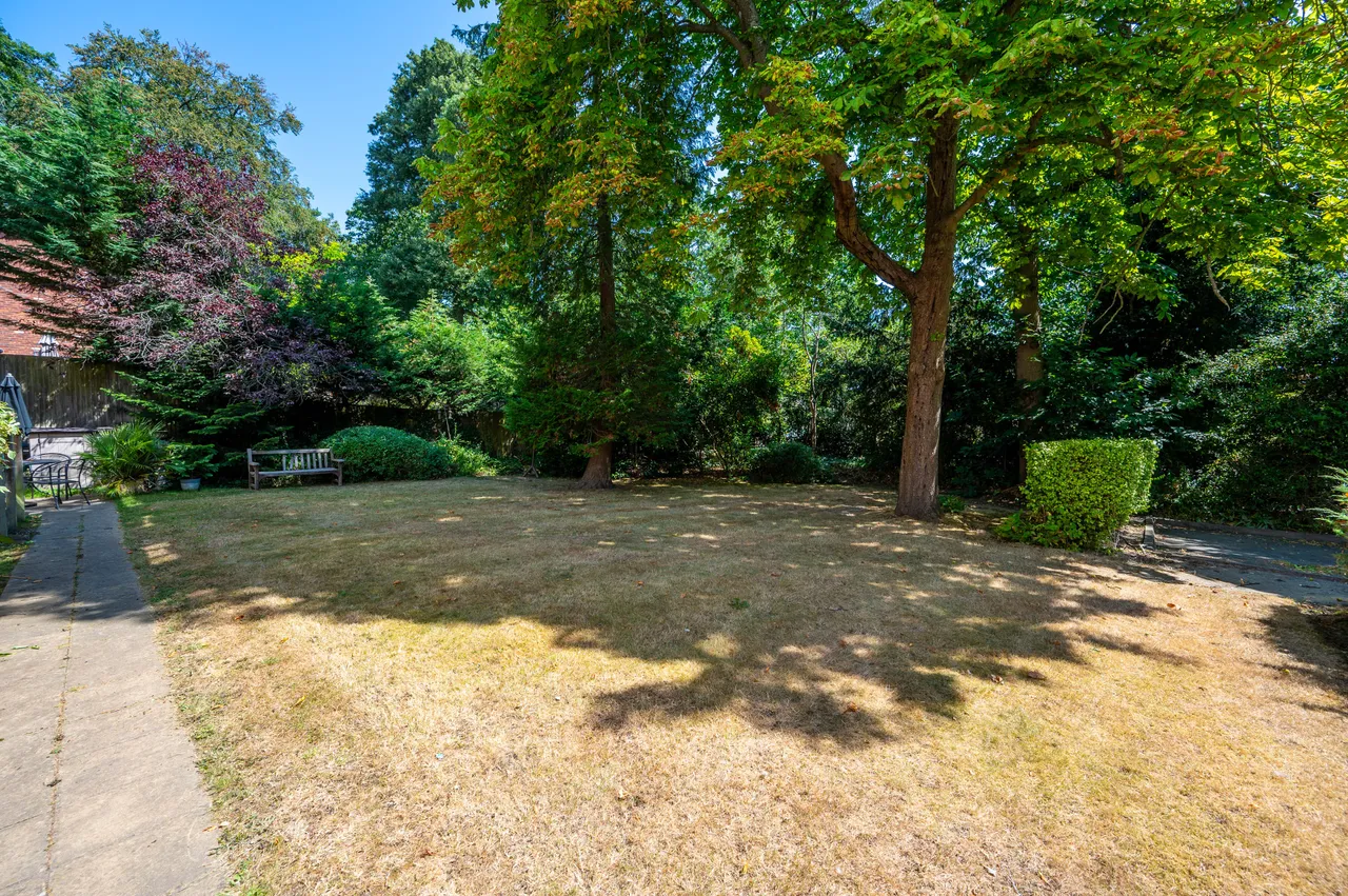 78 Alexandra Gardens, Woking, photo 8