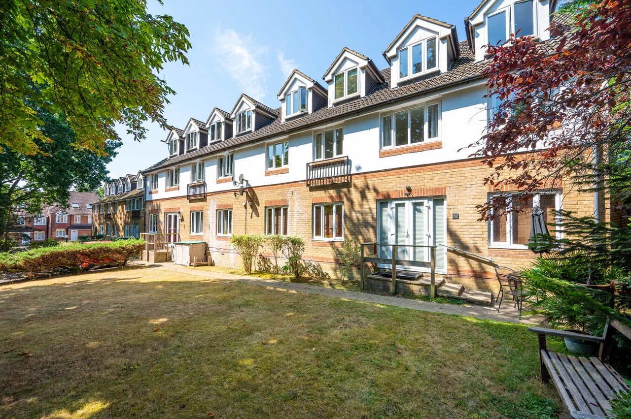 2 bed flat for sale — 78 Alexandra Gardens, Woking