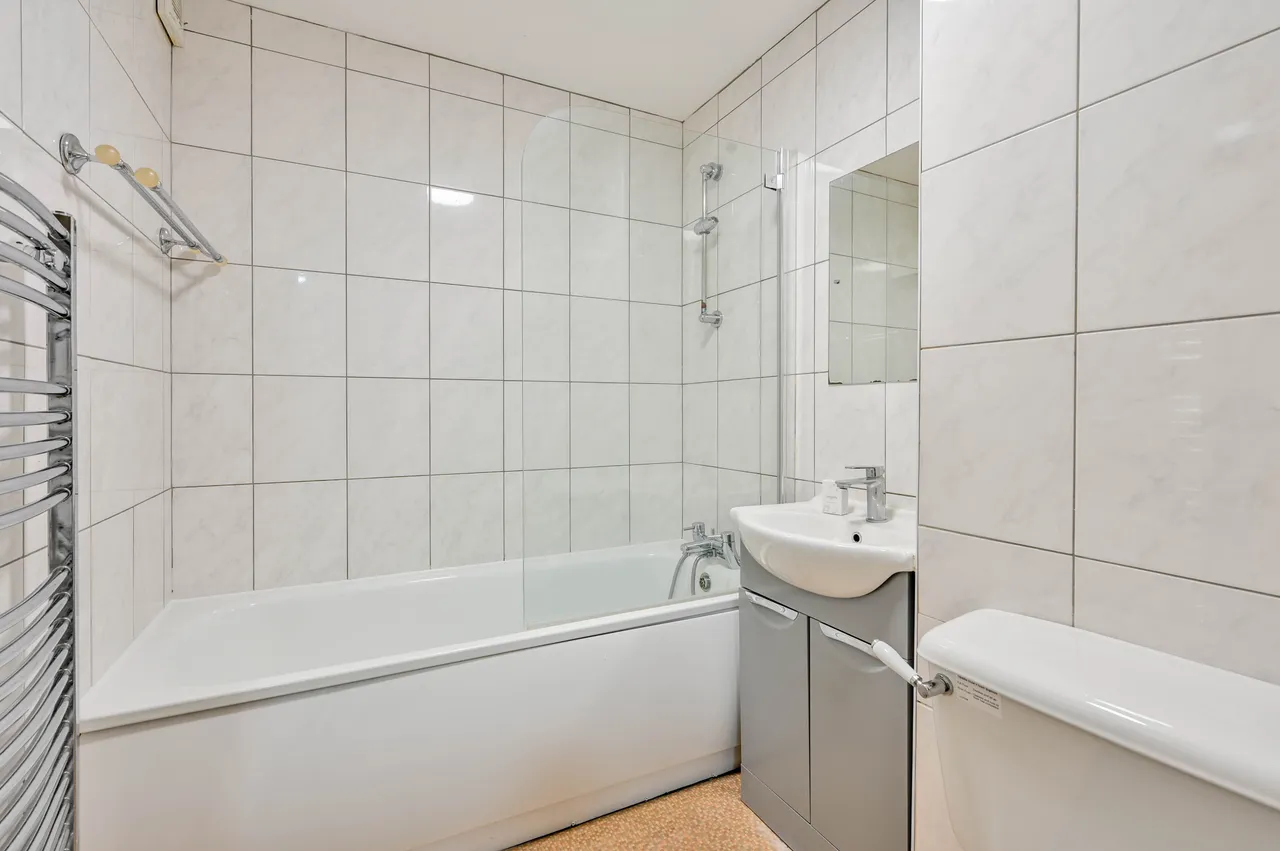 78 Alexandra Gardens, Woking, photo 9
