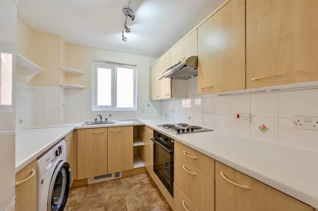 78 Alexandra Gardens, Woking, photo 4