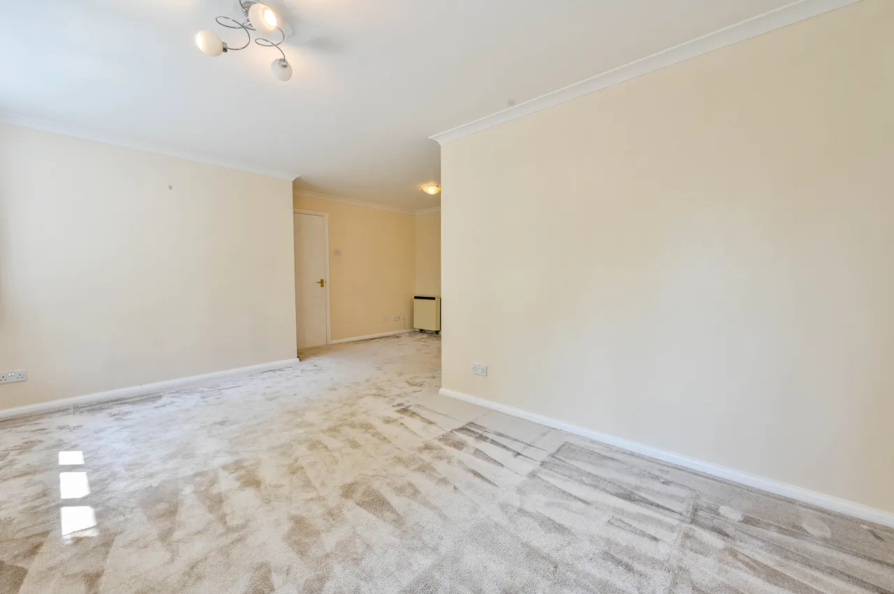 78 Alexandra Gardens, Woking, photo 12