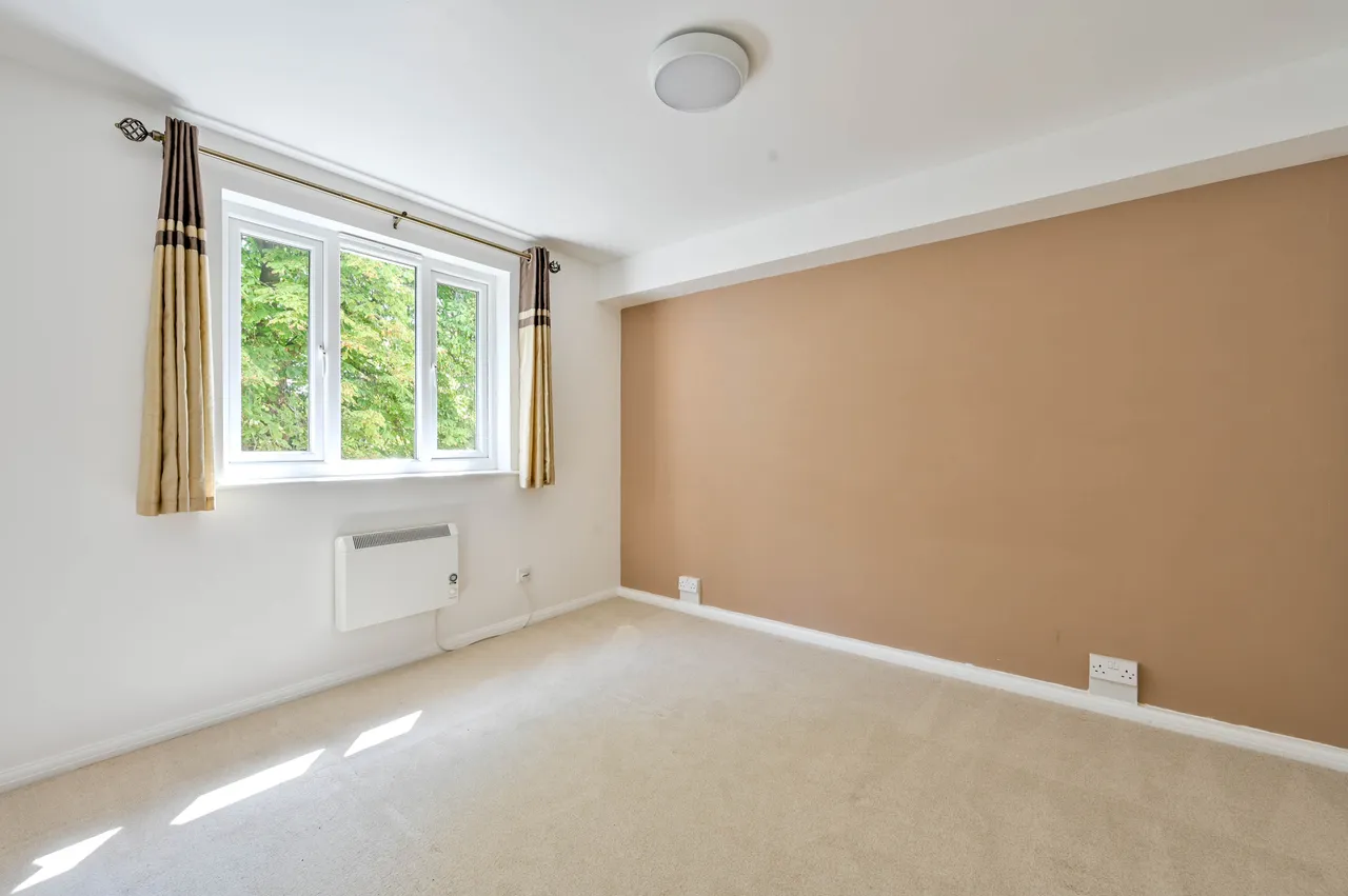 78 Alexandra Gardens, Woking, photo 11