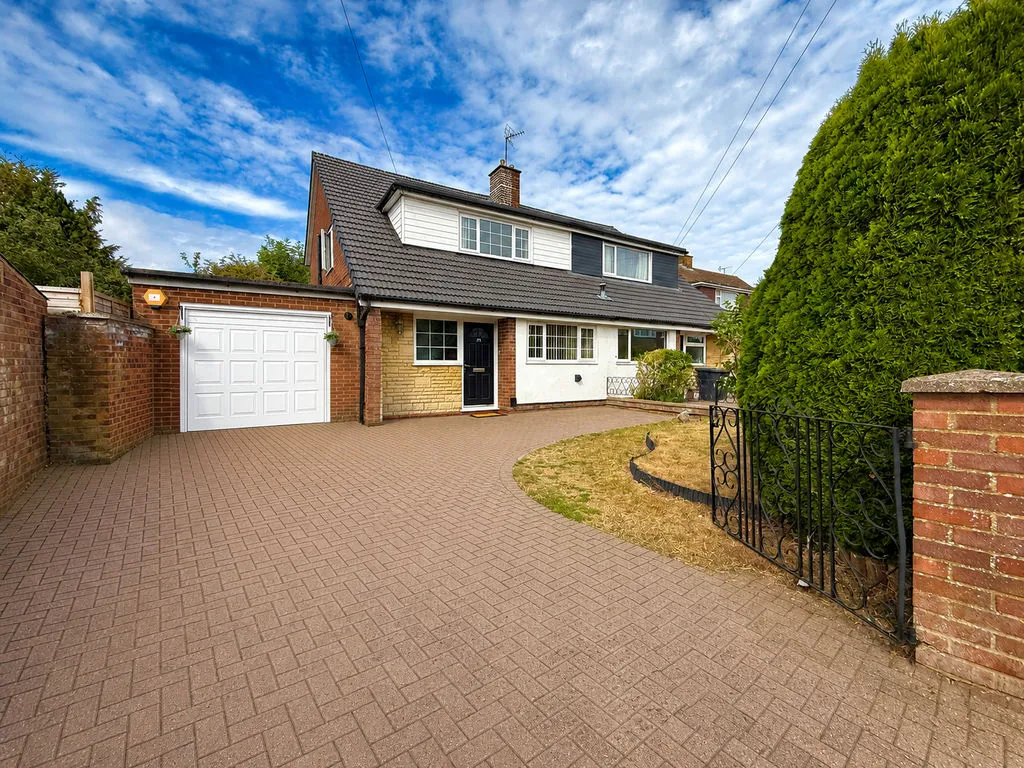 3 bed house for sale — Dalling Drive, Houghton Regis LU5 5EF