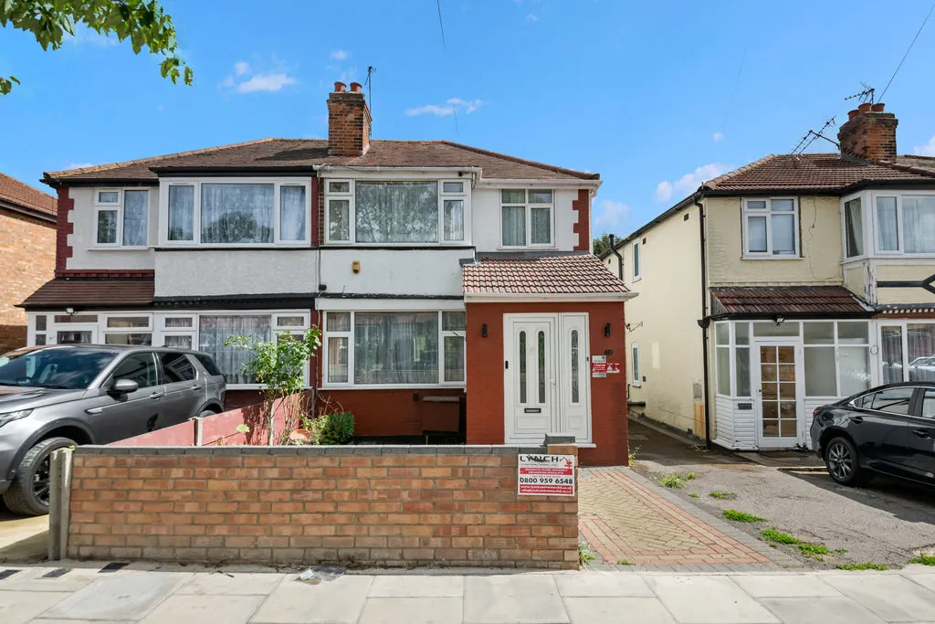 3 bed house to rent — Wood End Gardens, Northolt