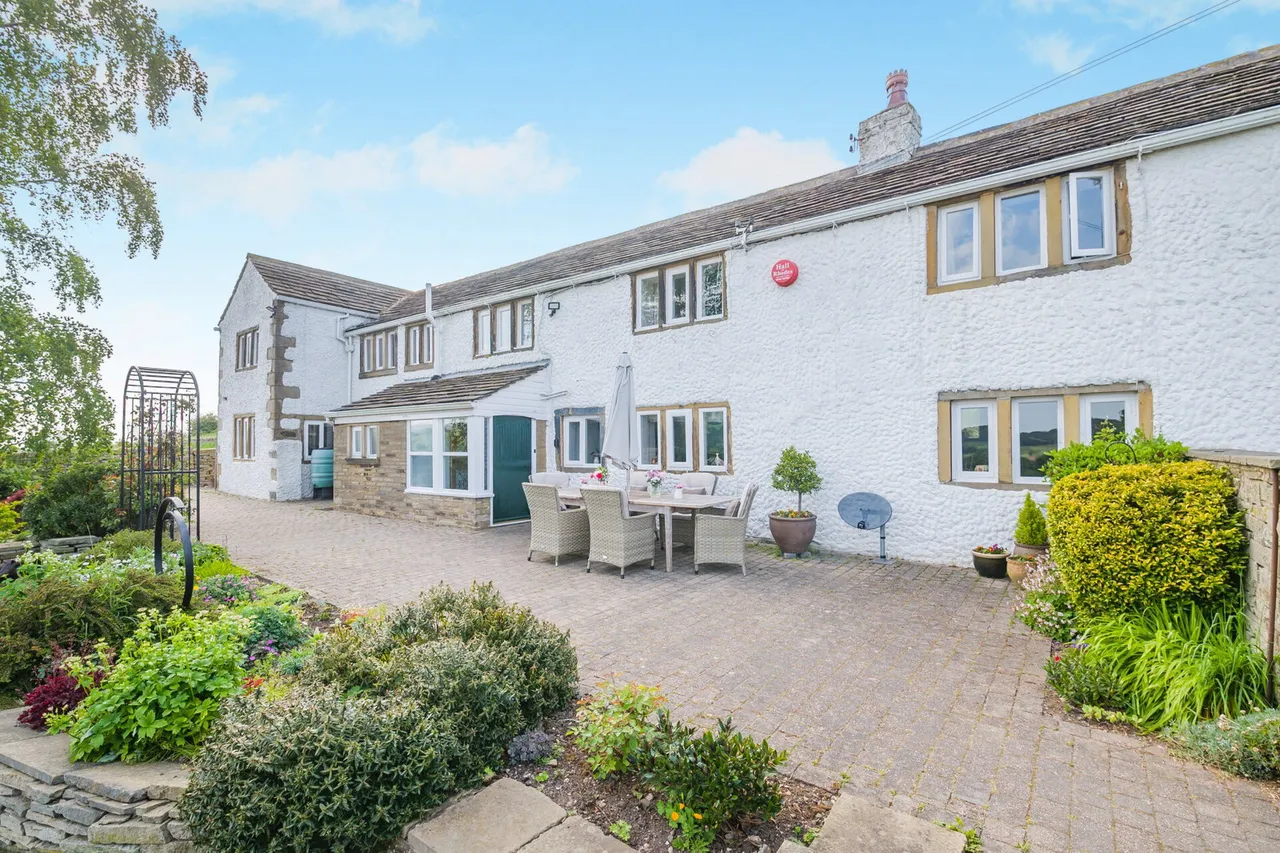 Lumb Lane, Castle Hill, HD4, photo 3