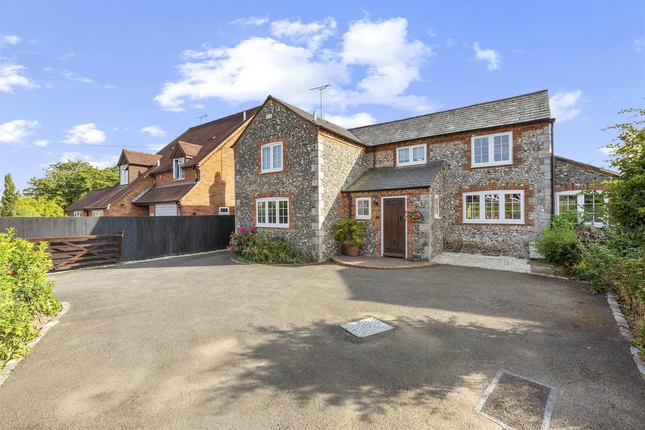 3 bed house for sale, Main Road, Naphill, HP14