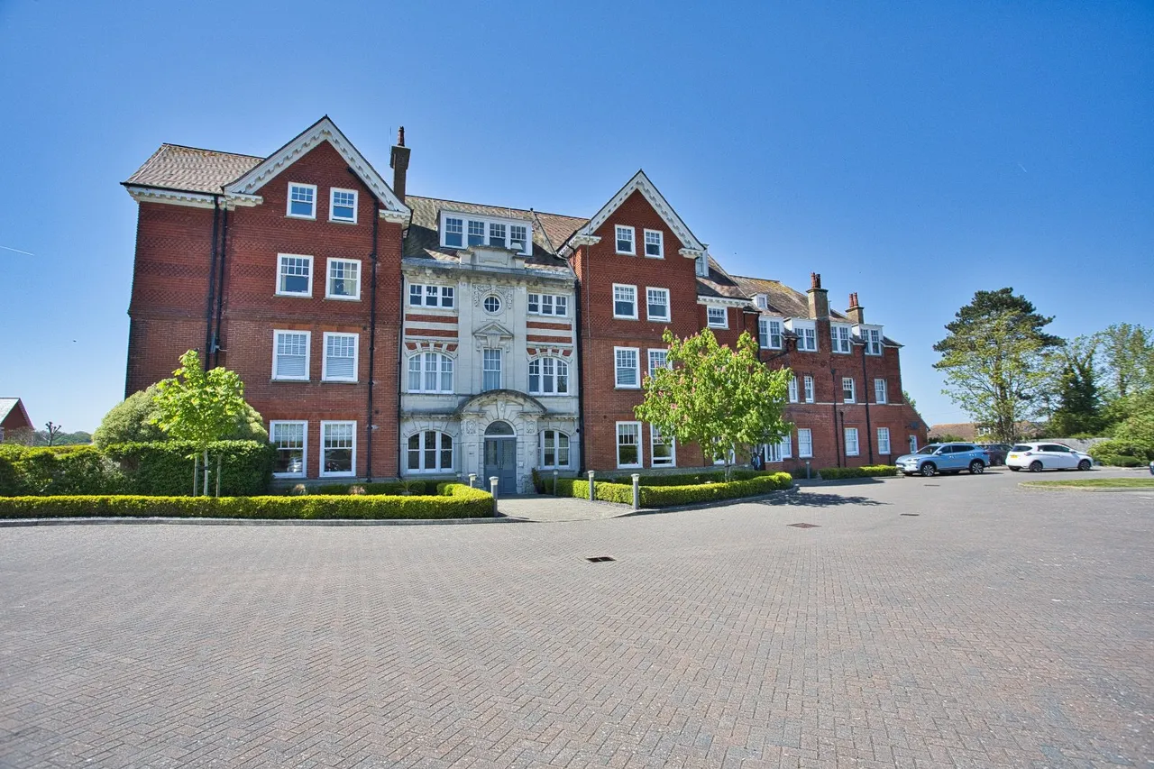 2 bed flat for sale, Eversley Park, Folkestone, CT20