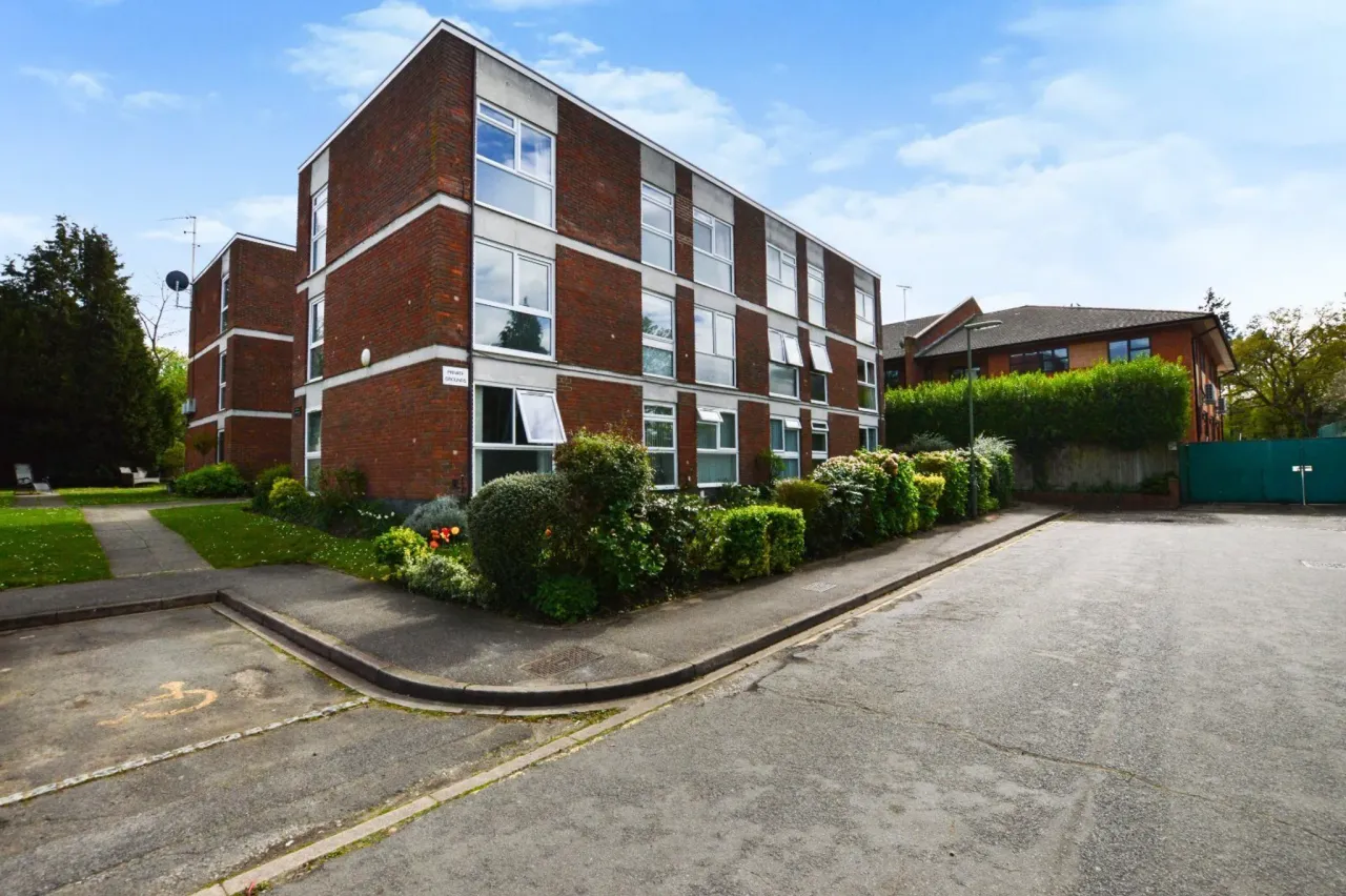 2 bed property to rent — Fosse Way, West Byfleet, Surrey, KT14