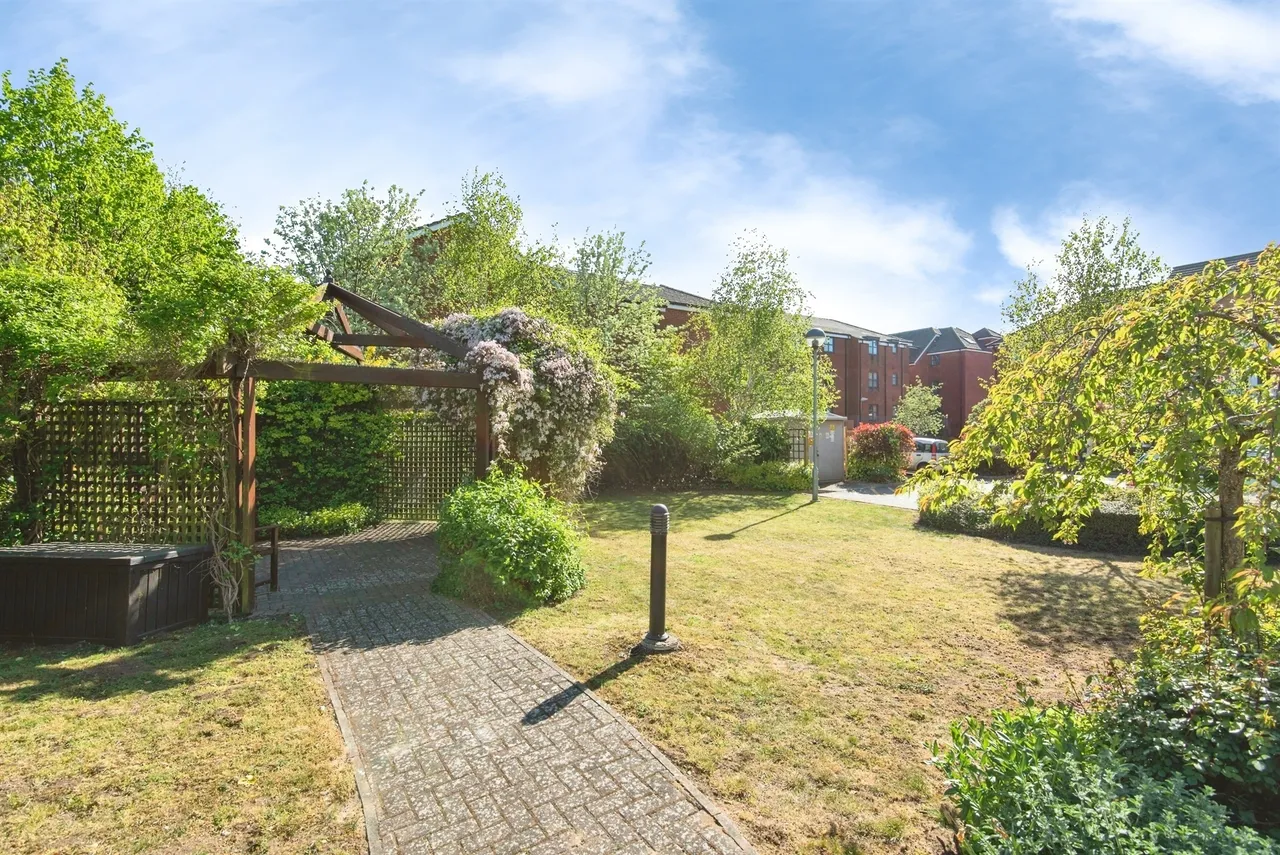 Goodes Court, Royston, photo 12