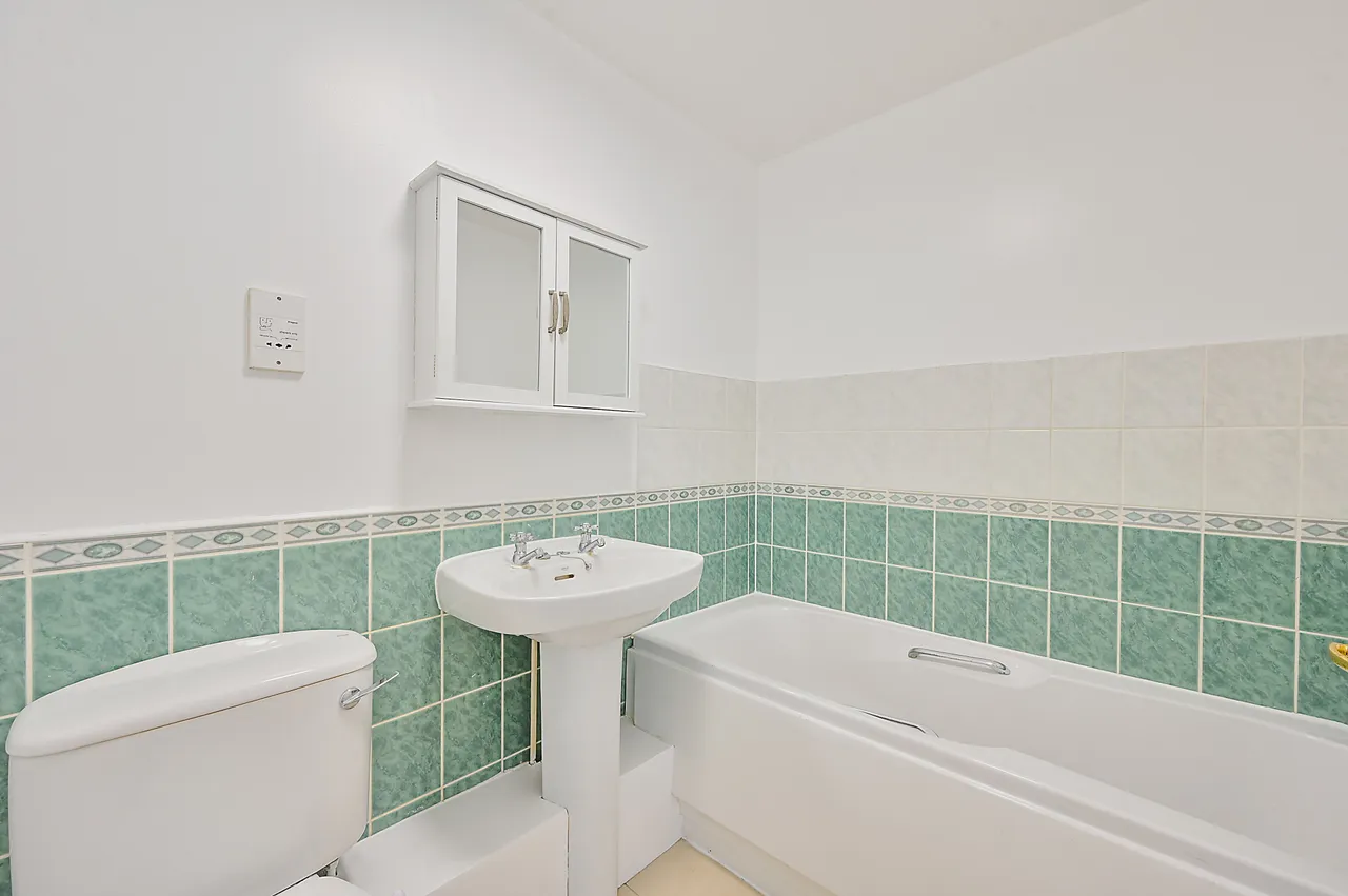 50 Regents Court, Sopwith Way, Kingston upon Thames, photo 6