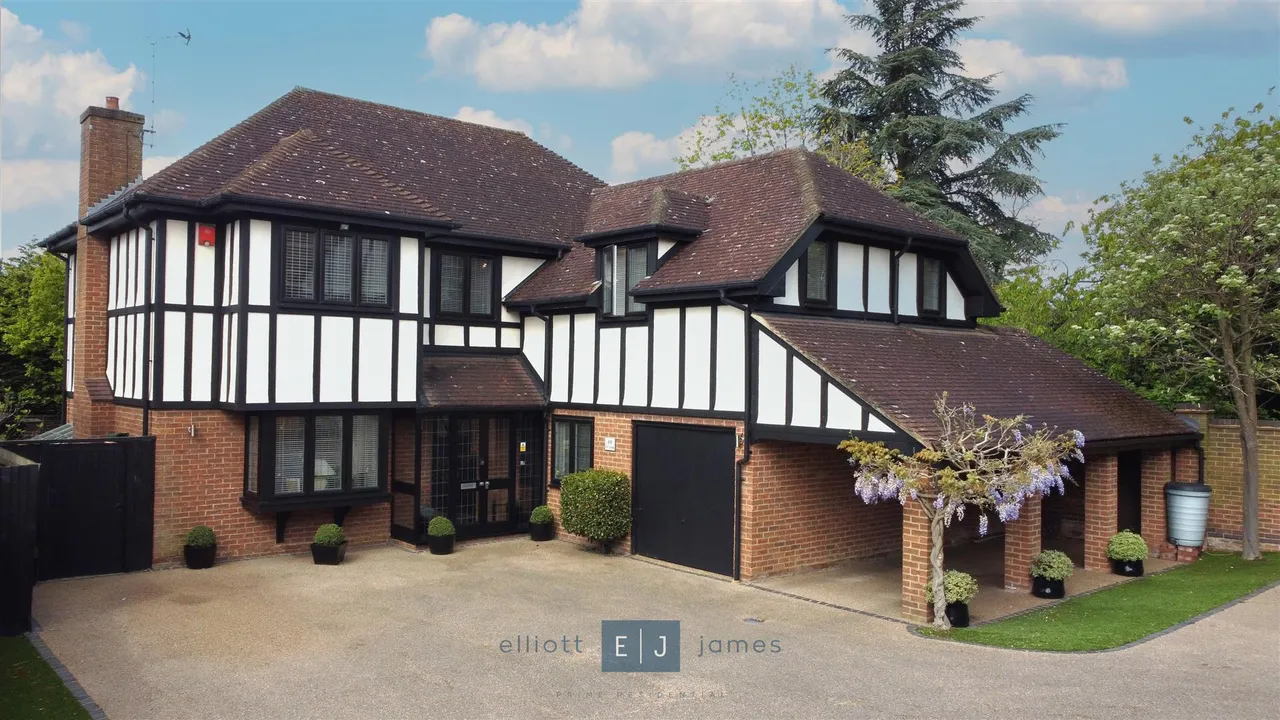 5 bed house for sale — The Lindens, Loughton