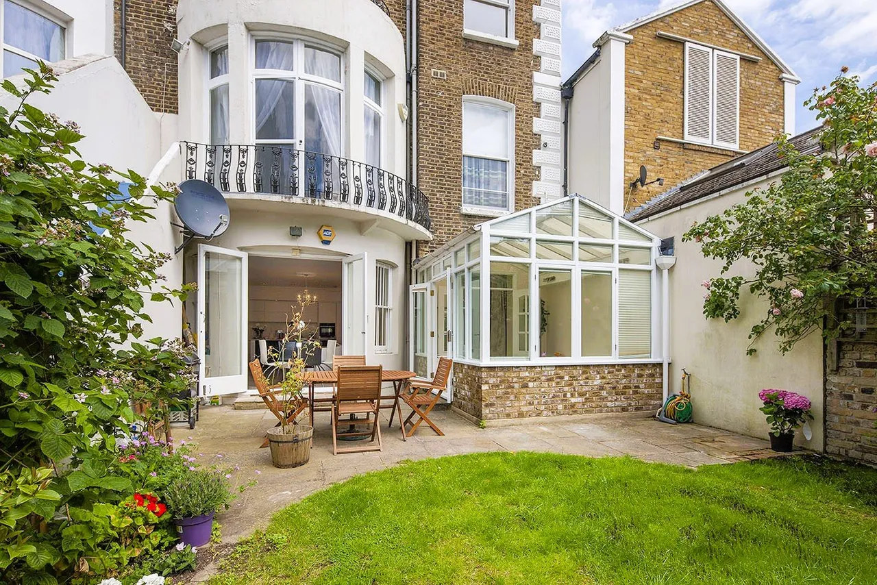 3 bed flat for sale — Belsize Square, Belsize Park, London, NW3