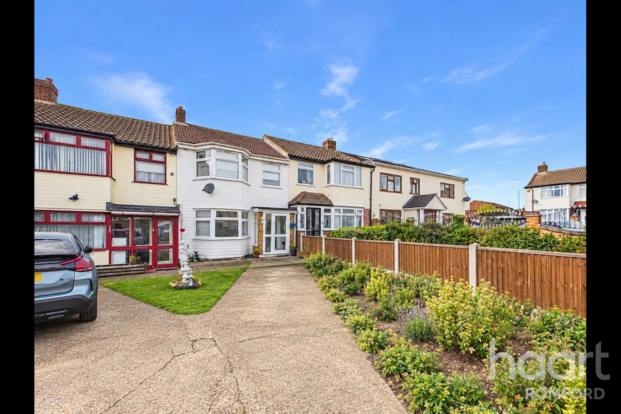 3 bed house for sale, Eastbrook Drive, Romford, RM7