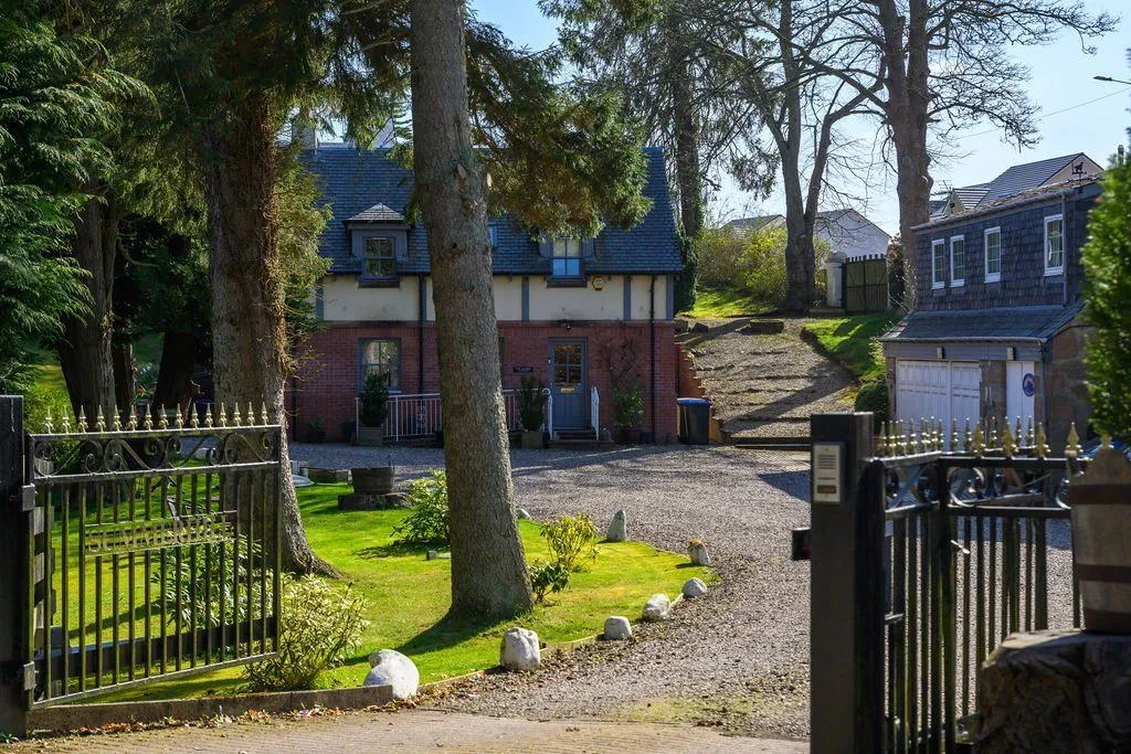 Perth Road, Stanley, PH1, photo 17