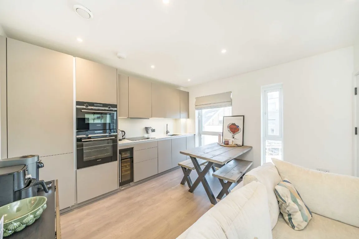 Ravensbury Terrace, SW18, photo 2