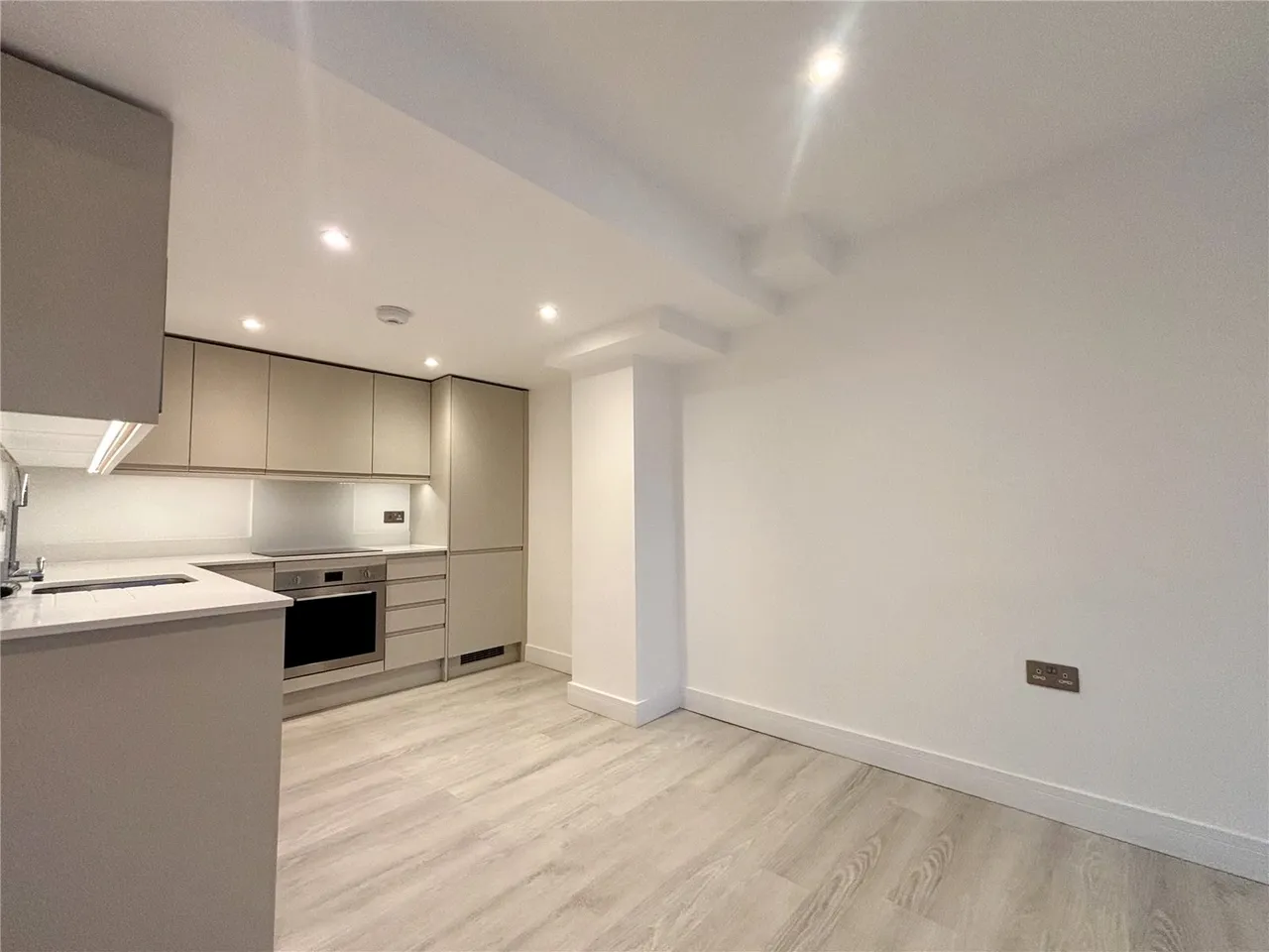 Farnborough Road, Farnborough, Surrey, GU14 7TG, photo 2
