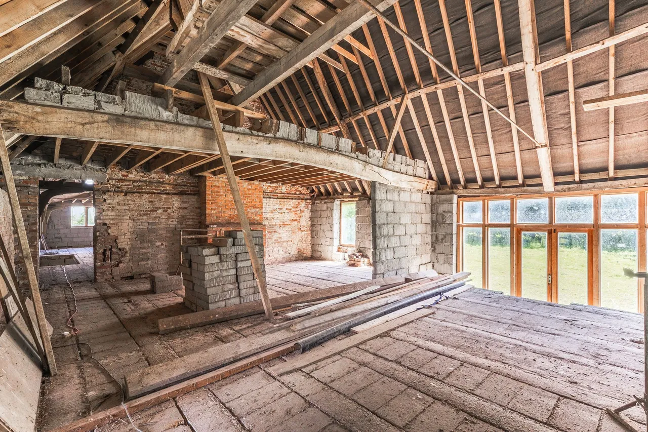 Thatched Farmhouse and Unconverted Ba, photo 8