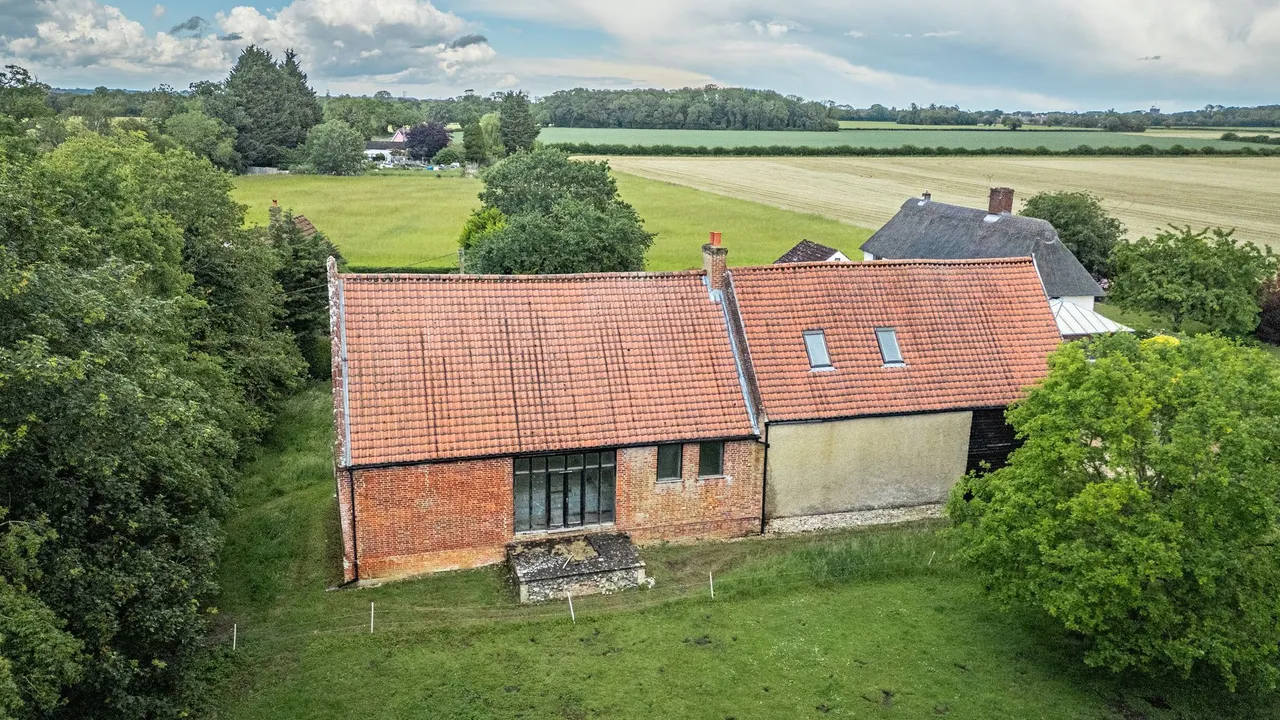Thatched Farmhouse and Unconverted Ba, photo 6