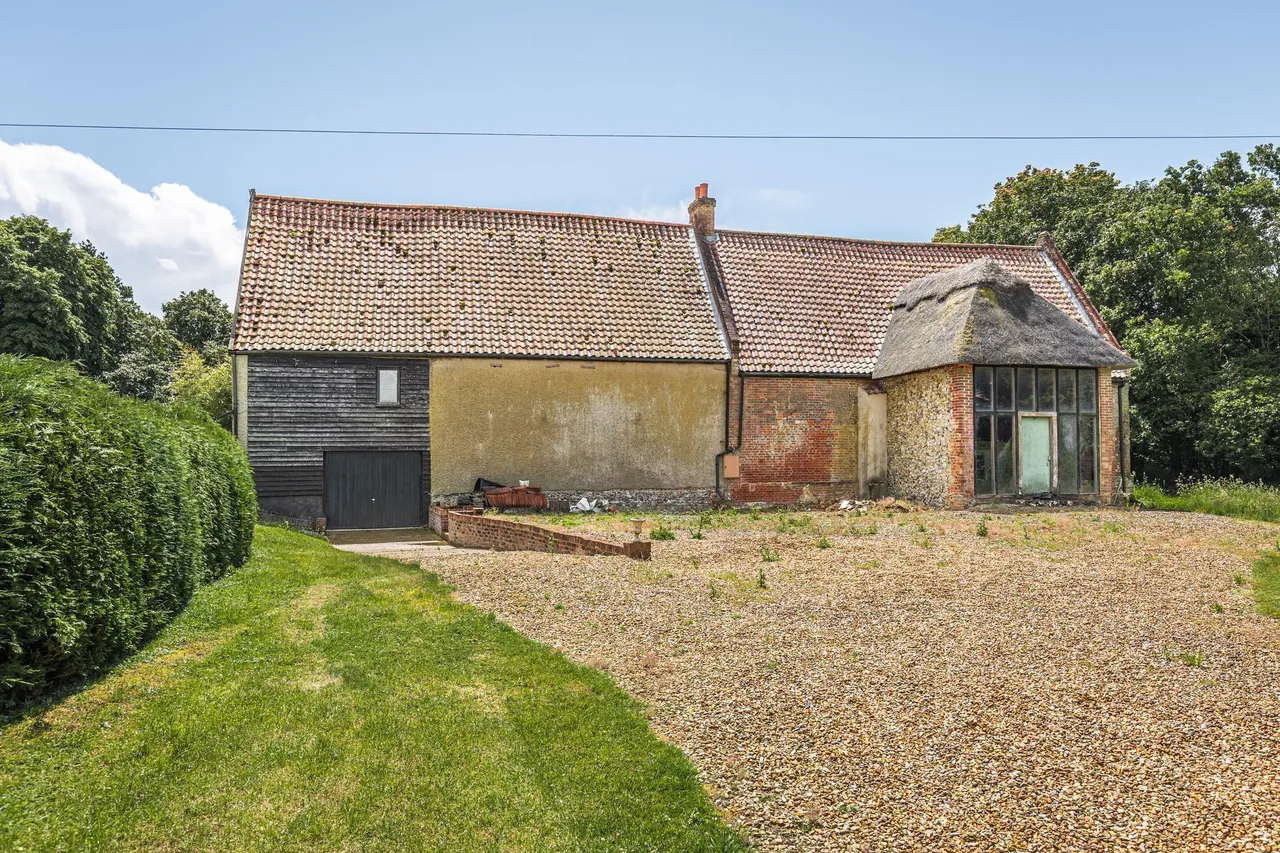 Thatched Farmhouse and Unconverted Ba, photo 7