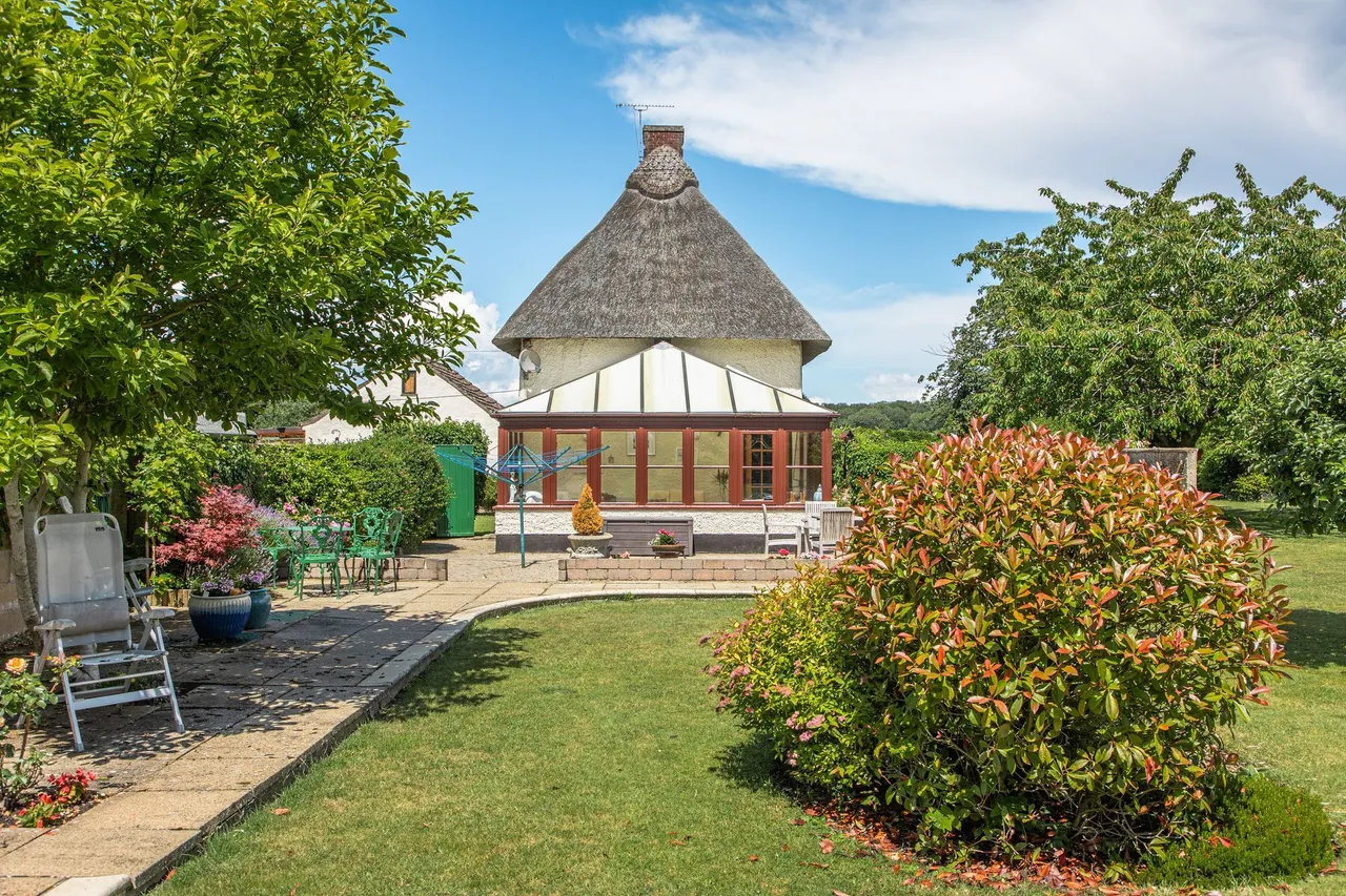 Thatched Farmhouse and Unconverted Ba, photo 17
