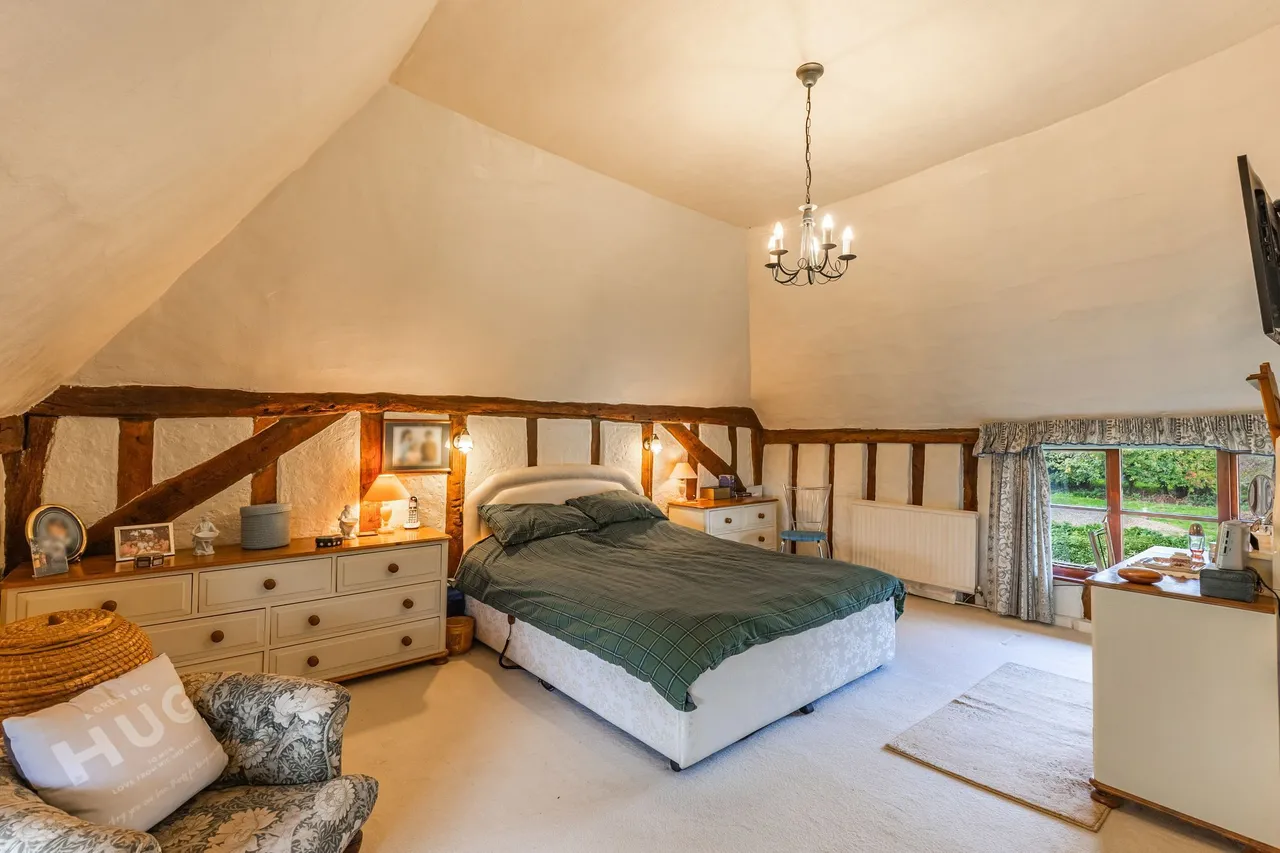 Thatched Farmhouse and Unconverted Ba, photo 16
