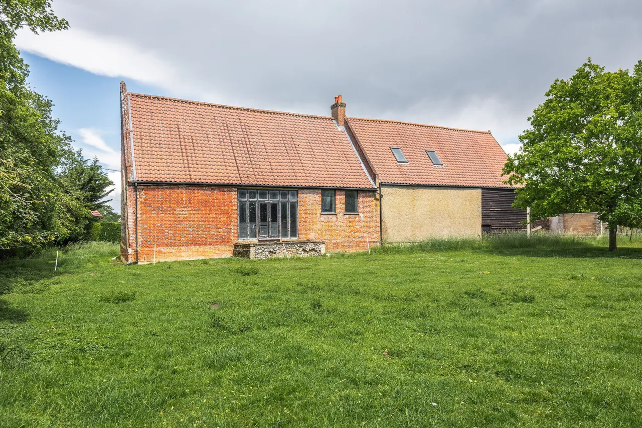 Thatched Farmhouse and Unconverted Ba, photo 4