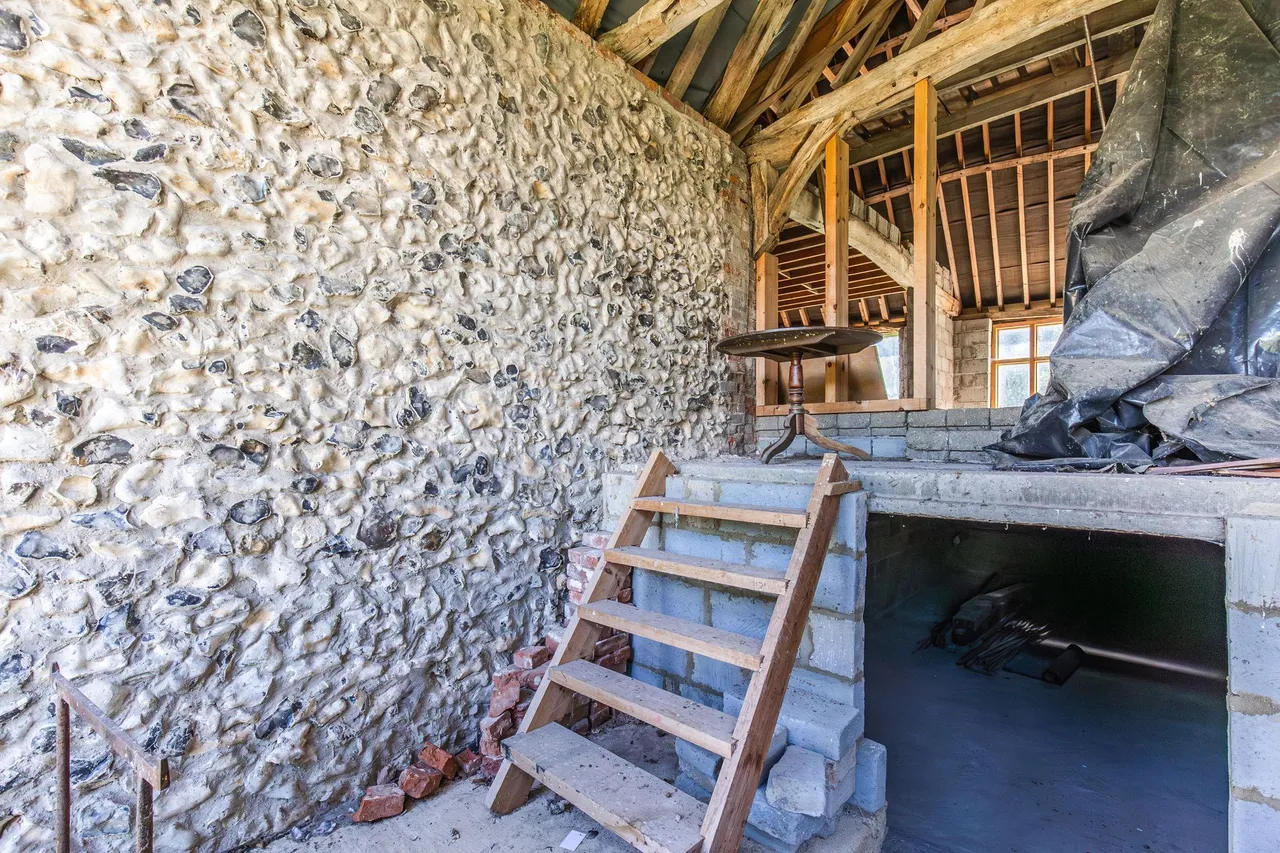 Thatched Farmhouse and Unconverted Ba, photo 9