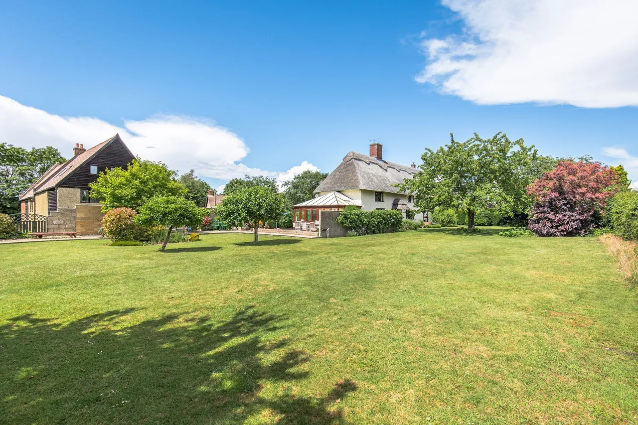 Thatched Farmhouse and Unconverted Ba, photo 18
