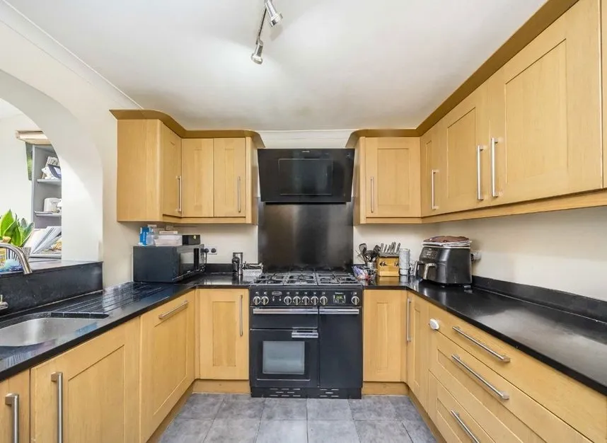 Howard Close, Sunbury-On-Thames, TW16, photo 3